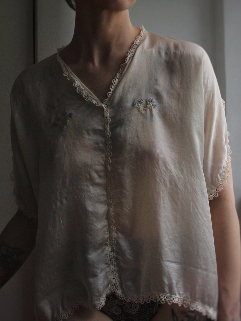 1920's Floral Embroidered Silk & Lace Lounge Blouse - Picture 3 of 11